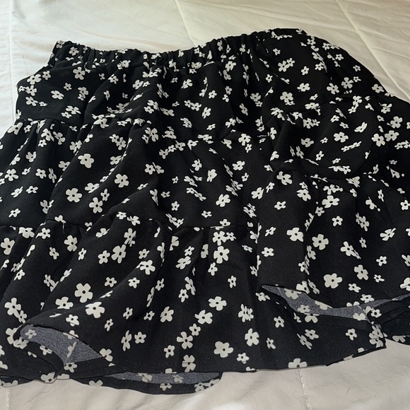 Princess Polly floral black and white skirt - Picture 2 of 6
